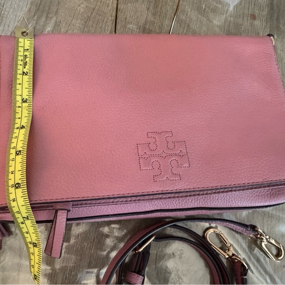 Tory Burch Thea foldover crossbody bag in pink leather - Picture 7 of 17